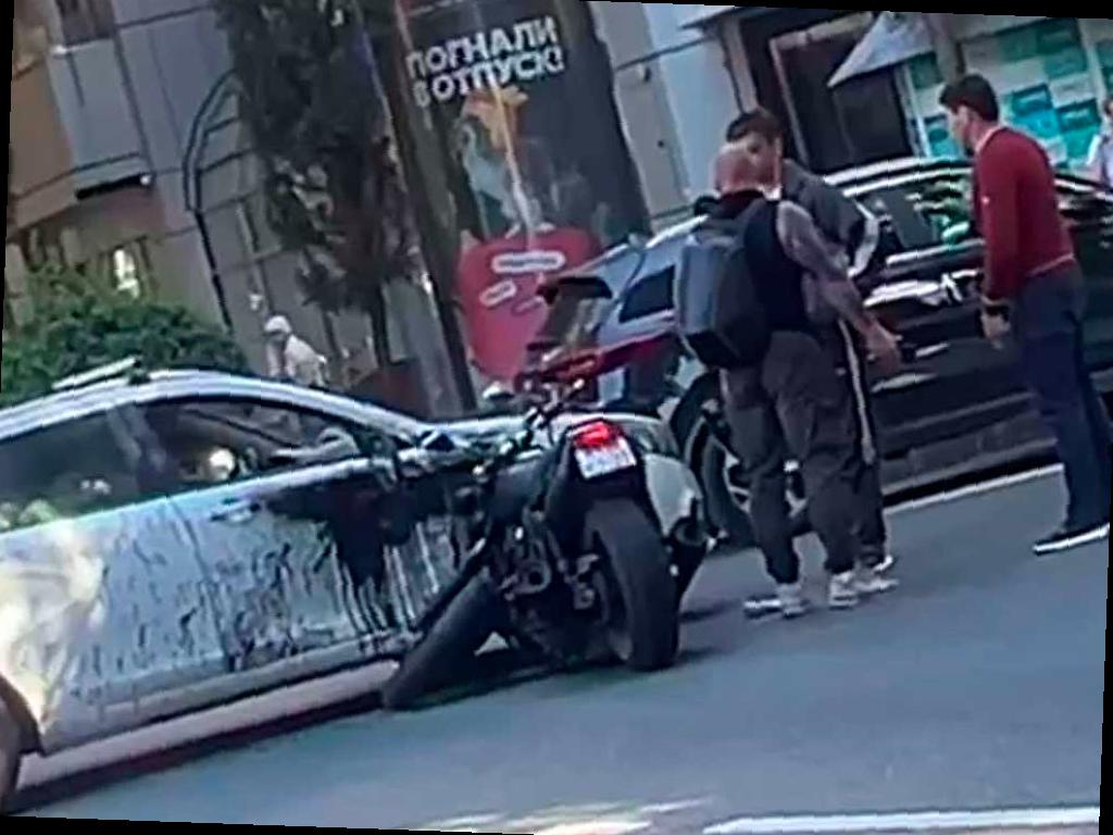В центре Сочи случилось ДТП с участием мотоциклиста и легковушки