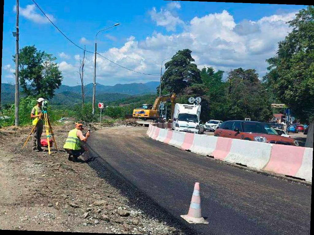 На оползневом участке в Дагомысе ускорили процесс укладки асфальта