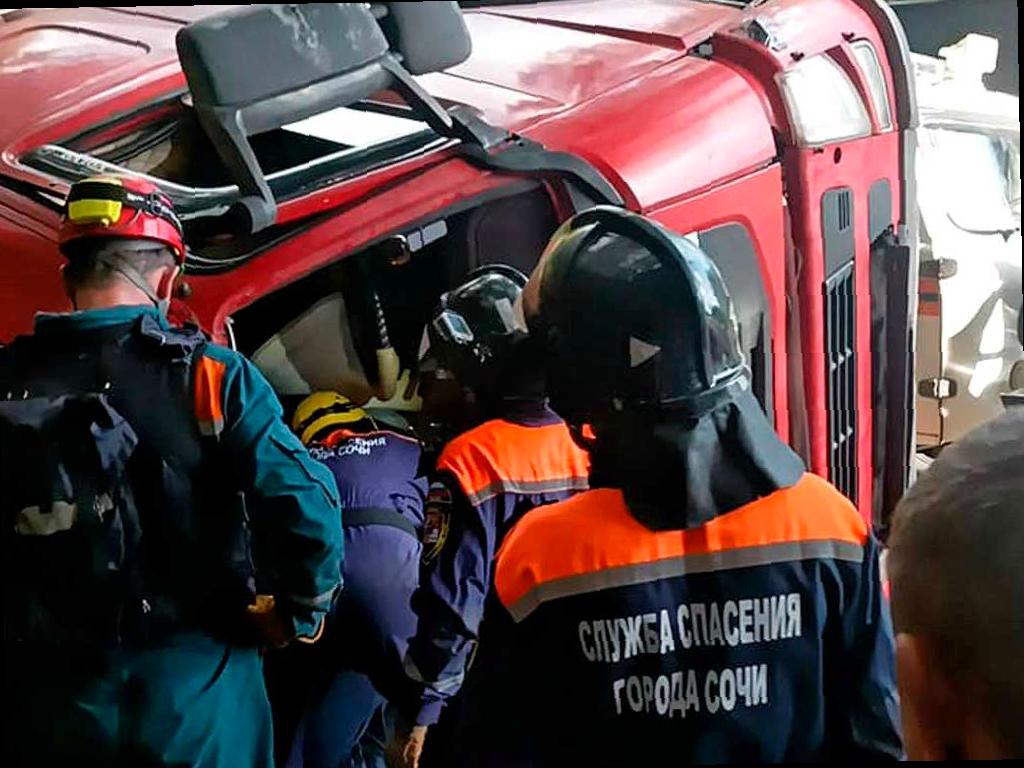 В Сочи женщину зажало в грузовике после ДТП