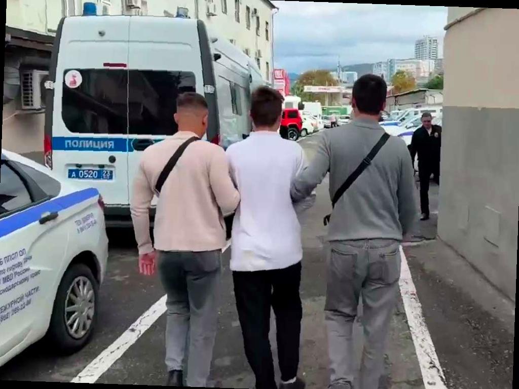 В центре Сочи приезжий угрожал ножом и отобрал сумку у прохожего