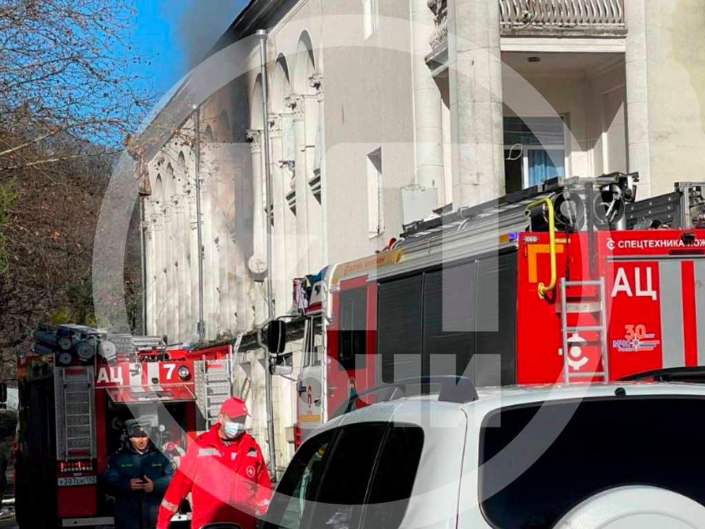Двое людей спасли из пожара в Сочи
