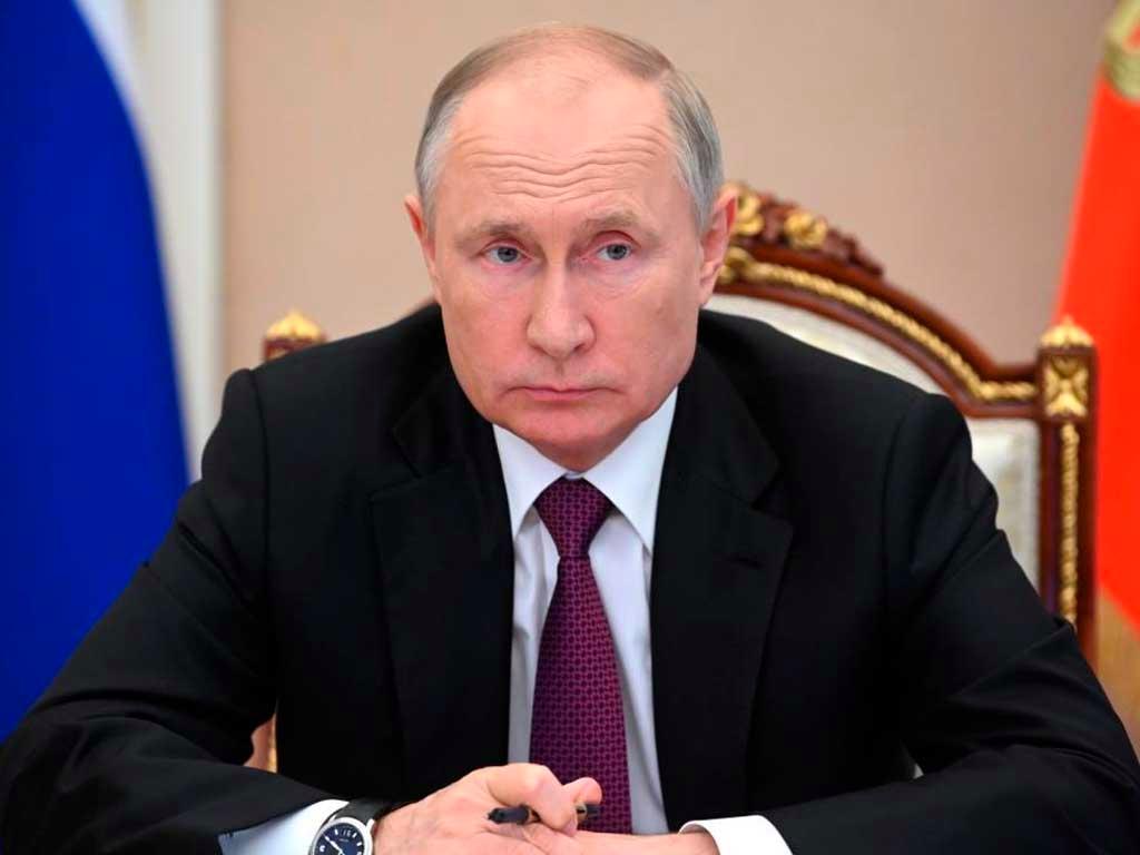 Путин подписал законы о ЖКХ, пенсиях и новых регионах