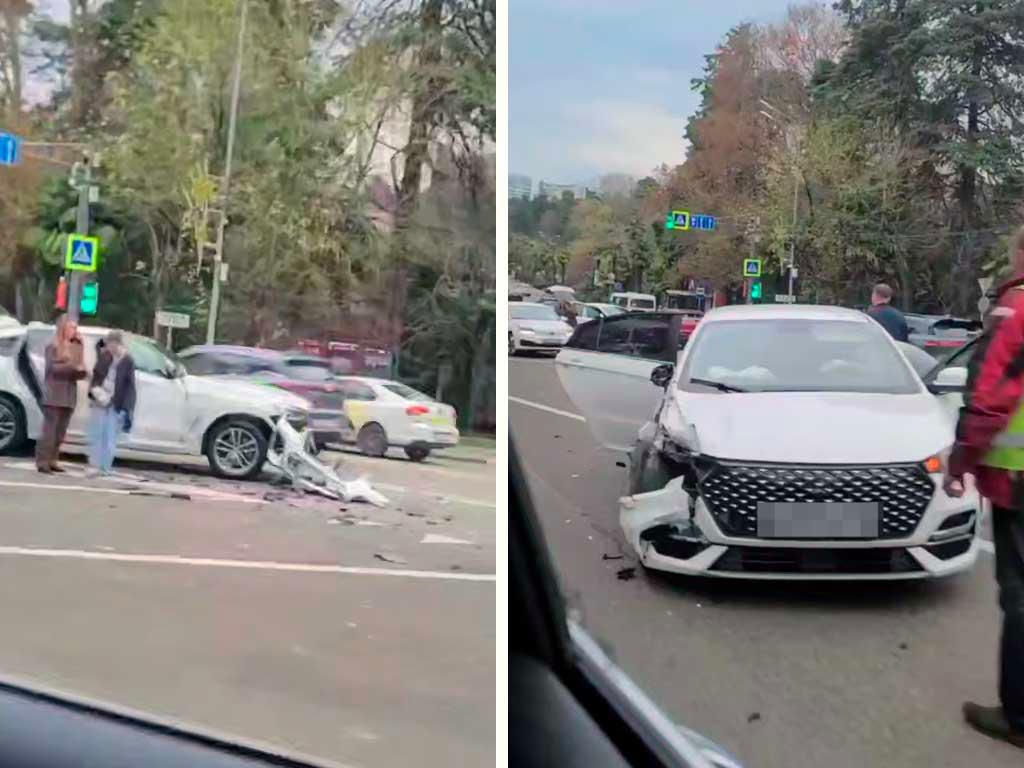 На курортном проспекте в Сочи произошло ДТП с участием двух автомобилей