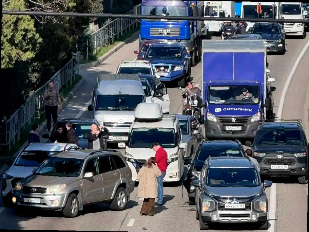 Массовое ДТП в Адлере привело к остановке движения