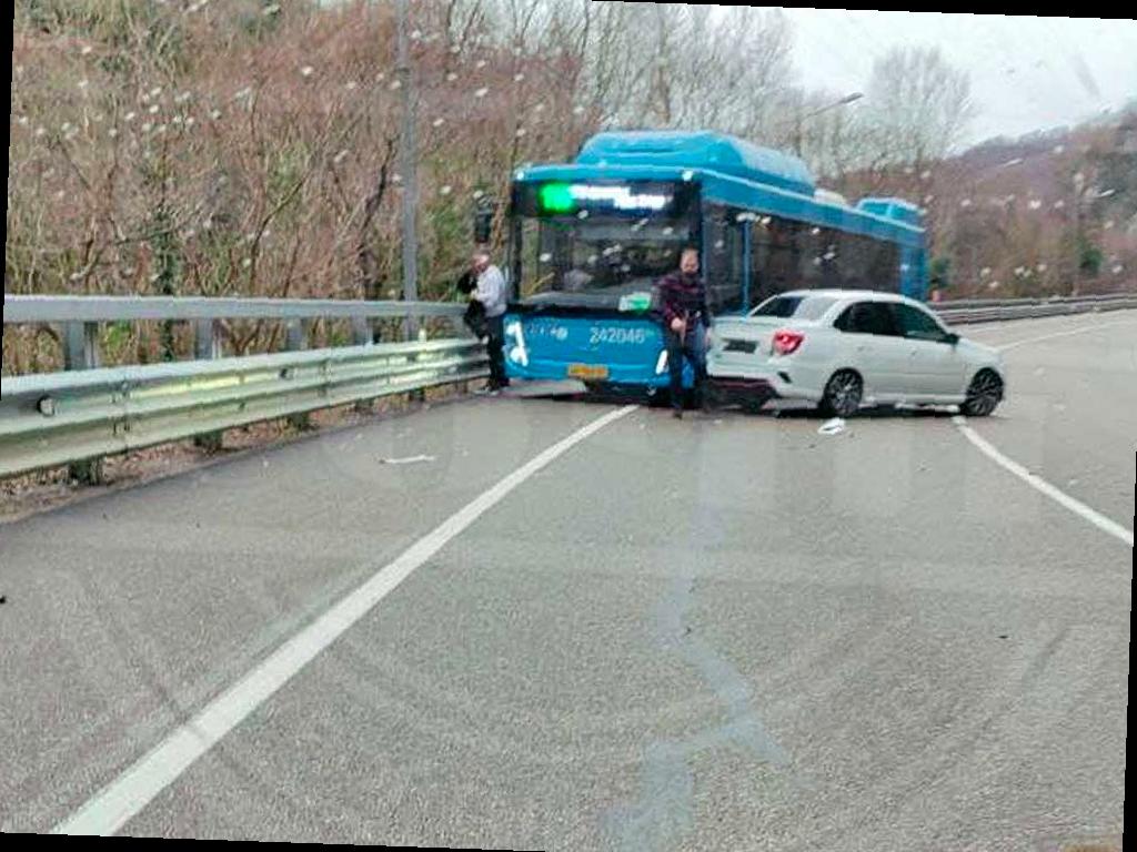 На дороге в Сочи произошло столкновение легковушки с автобусом