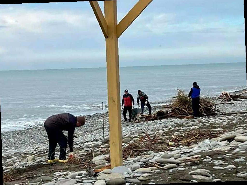 В Сочи идет уборка пляжей после шторма