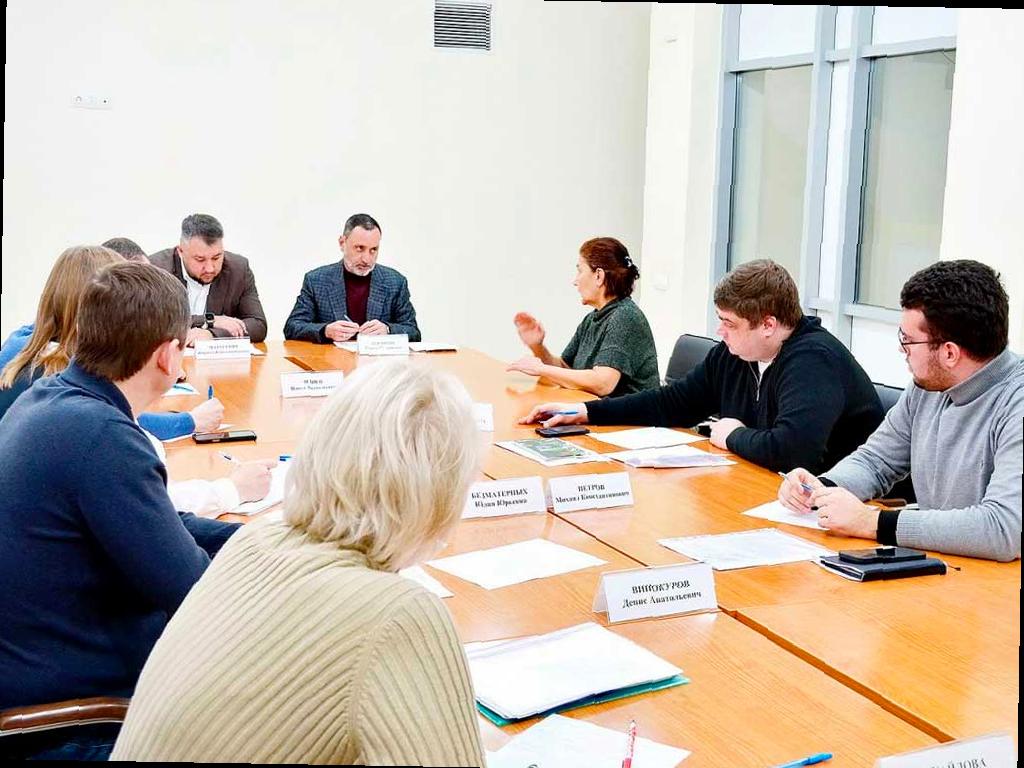 Депутат Виктор Тепляков провел прием жителей Центрального района Сочи совместно с депутатом Горсобрания Кириллом Матусевичем и представителями мэрии и сетевых организаций. Одной из проблем, выдвинутых жителями, стал аварийный участок водовода. Было принято решение определить собственника коммуникаций и, если нужно, взять объект на баланс для ремонта.