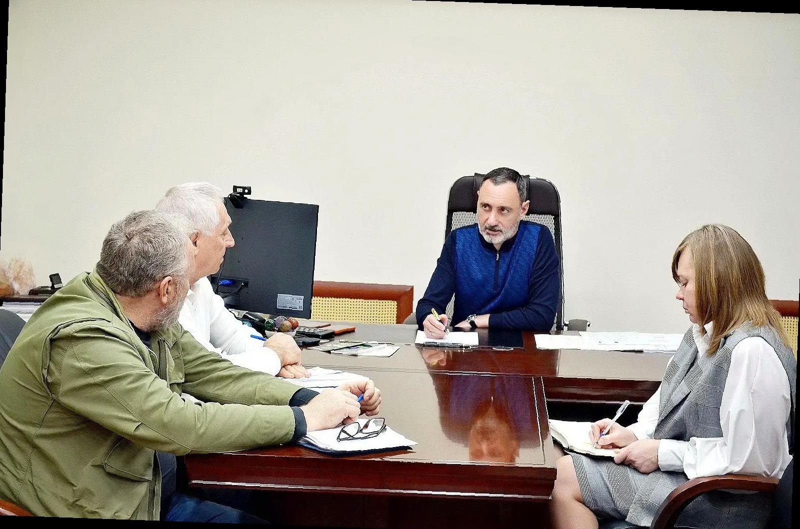 «Виктор Тепляков обсудил работу приюта для животных в Сочи»