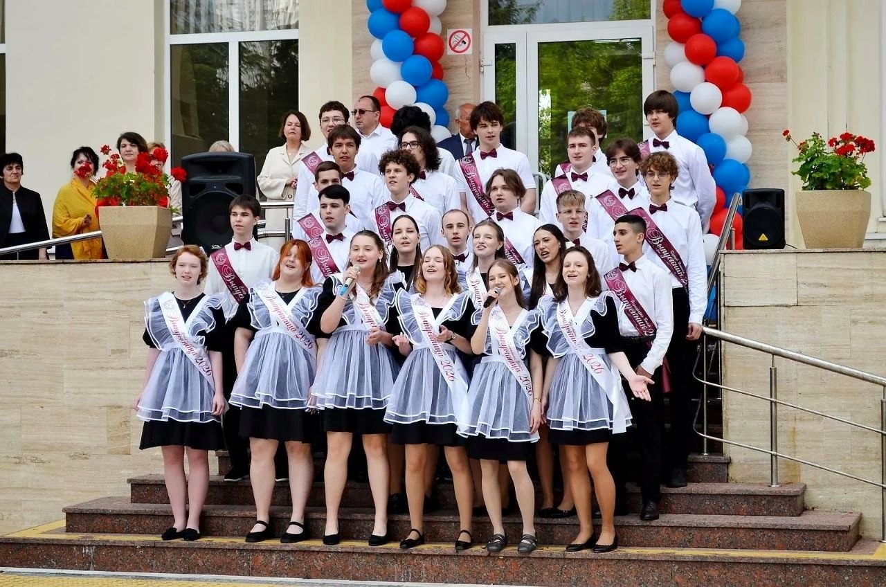 Депутат ЗСК Виктор Тепляков на последнем звонке в школе №7 Сочи
