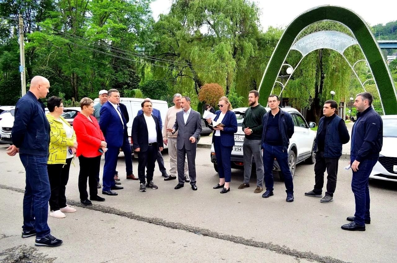 Депутат ЗСК Виктор Тепляков посетил сквер на Мацесте в Сочи