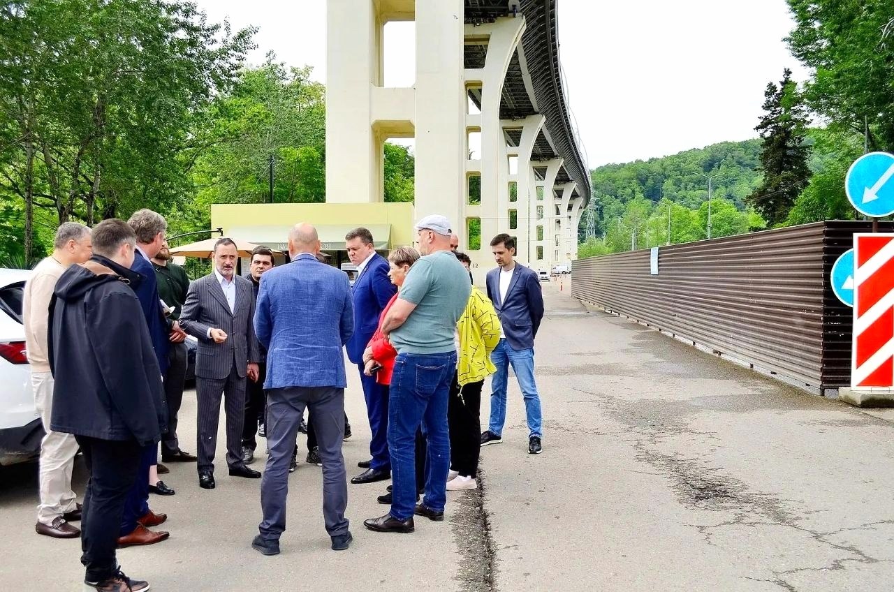 Депутат ЗСК Виктор Тепляков посетил сквер на Мацесте в Сочи