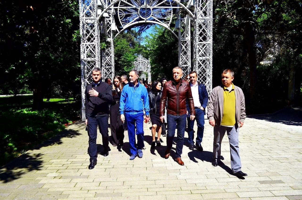Виктор Тепляков проверил готовность Приморской набережной Сочи к сезону
