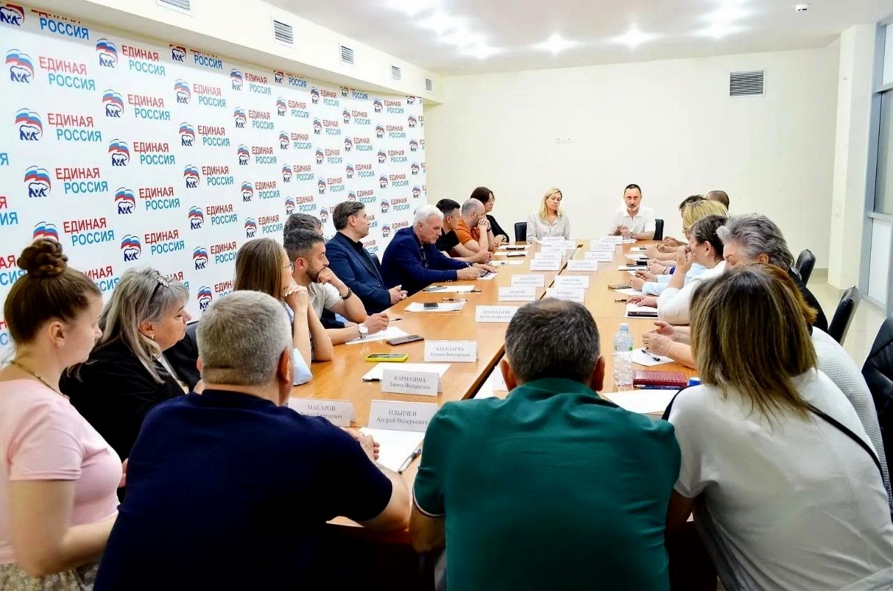 Депутат ЗСК Виктор Тепляков обсудил гуманитарную помощь в зоне СВО