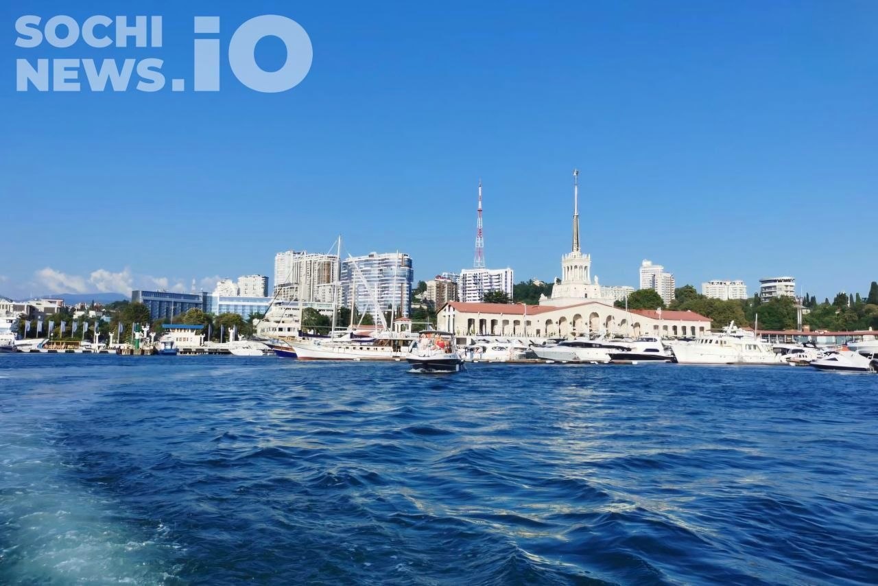 Температура Черного моря у побережья Сочи опустилась до +26 градусов, но специалисты не считают это признаком завершения курортного сезона.