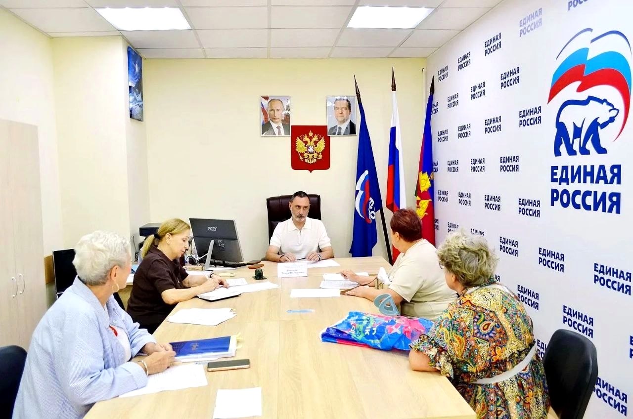 Виктор Тепляков провёл встречу с жителями Сочи в Общественной приёмной