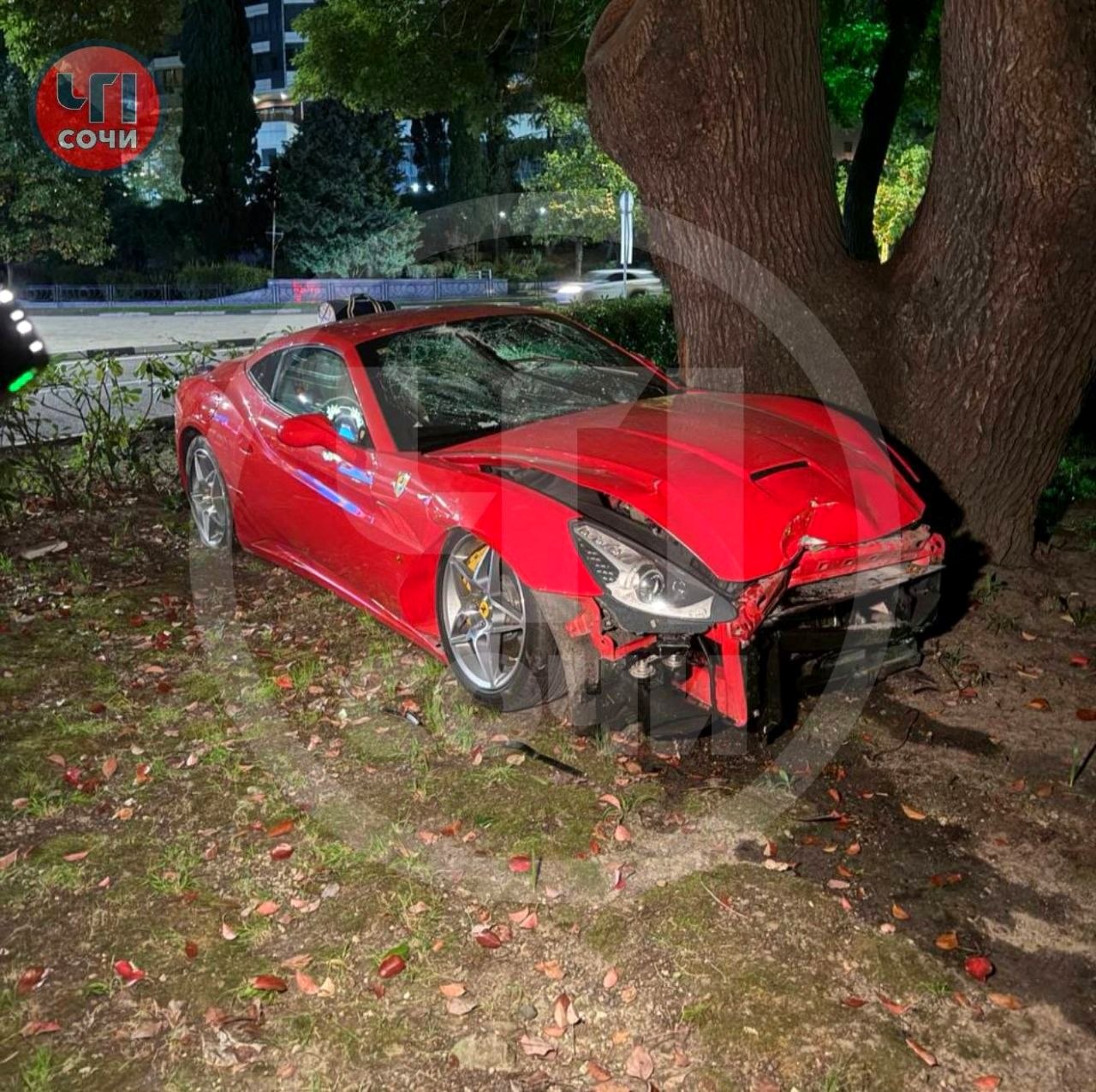 Спорткар Ferrari California попал в аварию в центре Сочи